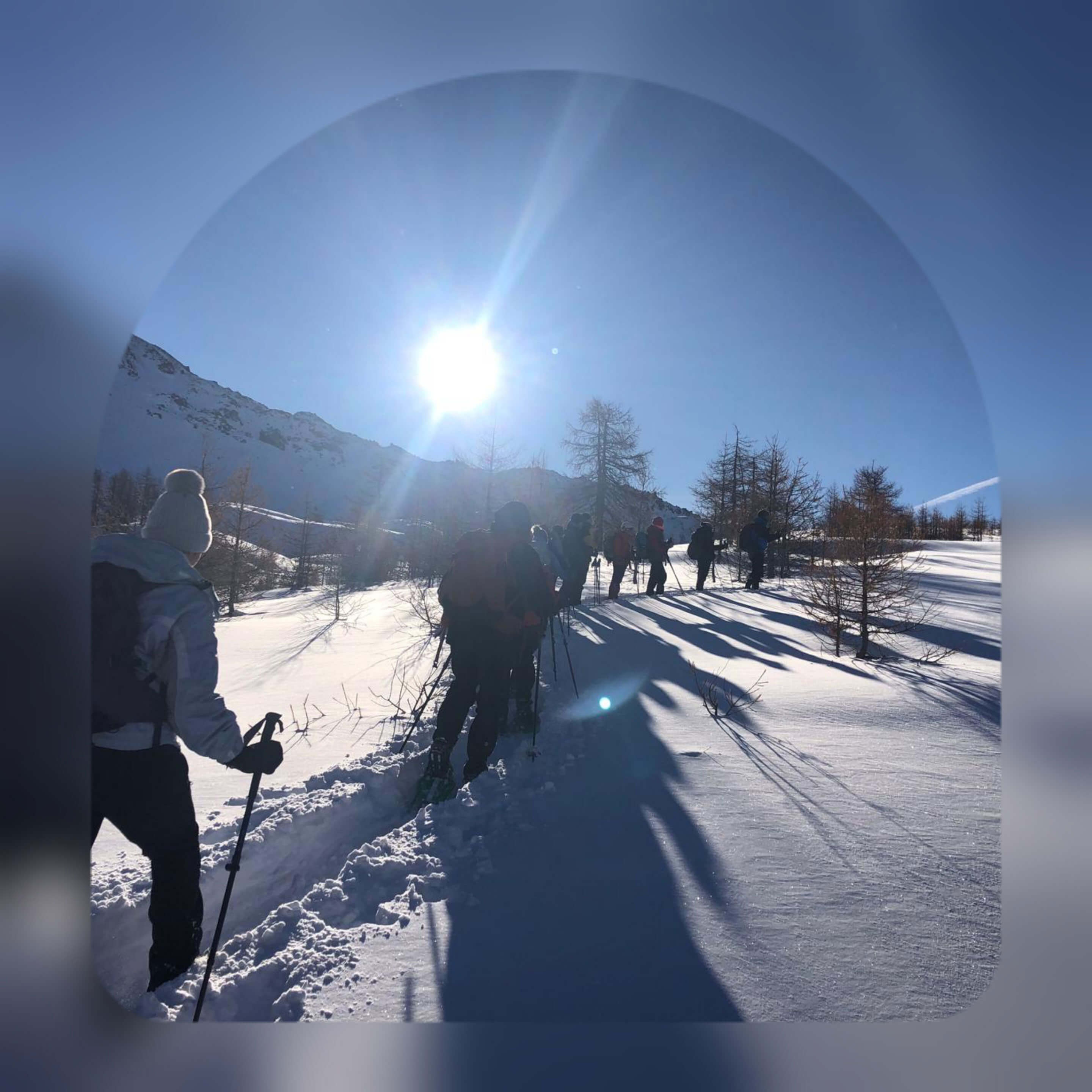 Construction d'igloo en hiver